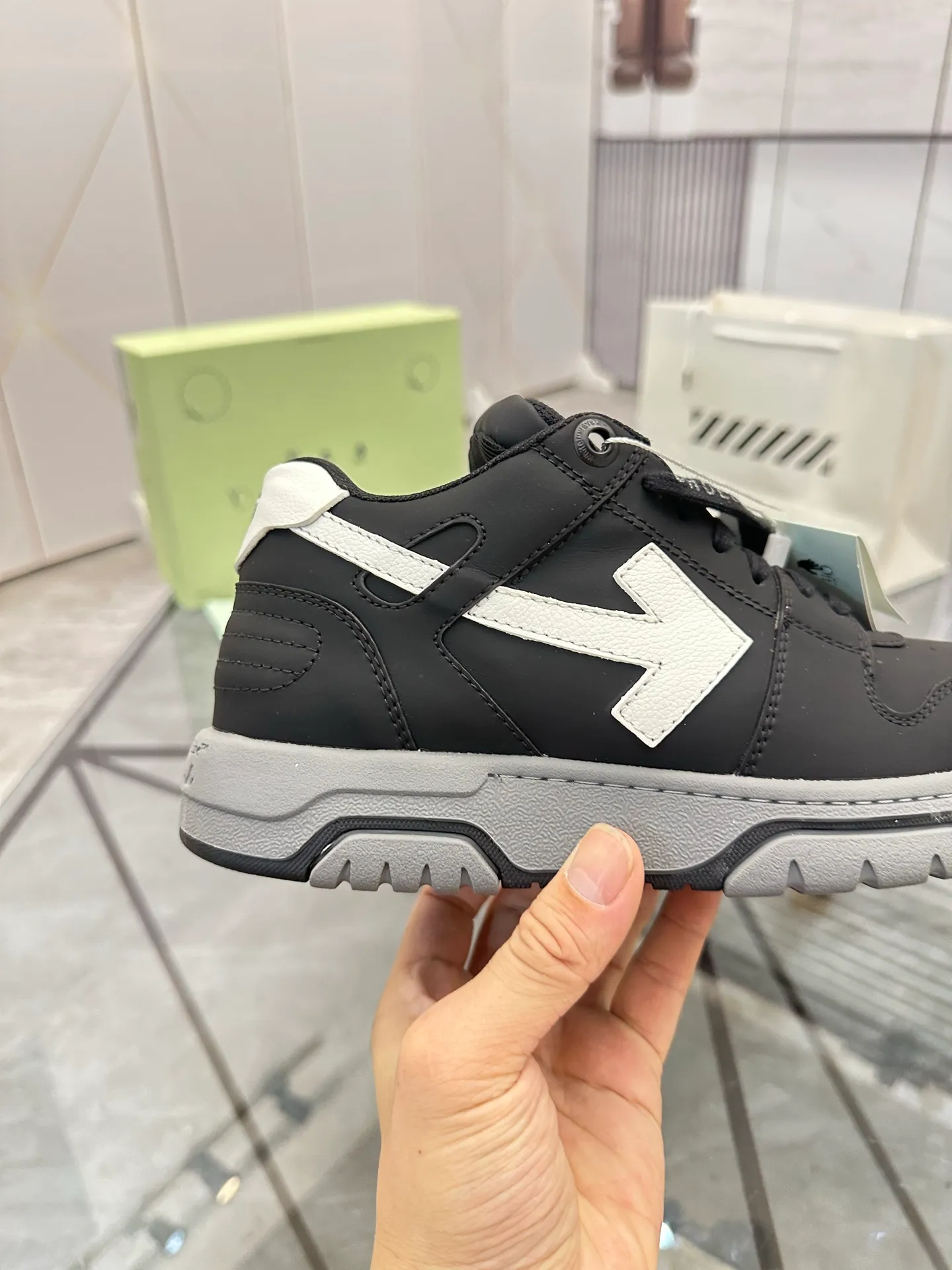 Selling men's shoes 💰: 💰P560¥ High-end top quality (leather buckle plus 10) Product trademark: OFF WHITE * "OFF WHITE*" low-top casual shoes Regular size: 35-45 (can be customized to 46) Couple style Product material: imported first-layer cowhide leather upper, breathable lining, original outsole. No.: H203